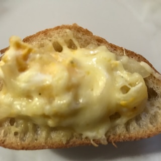玉ねぎの卵炒めのせチーズバケット